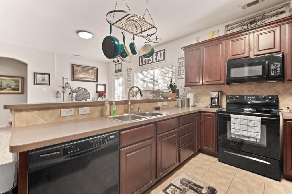 124 Castleridge Drive - Photo 3