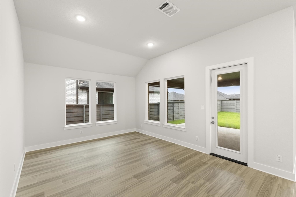 653 Begonia Way - Photo 16