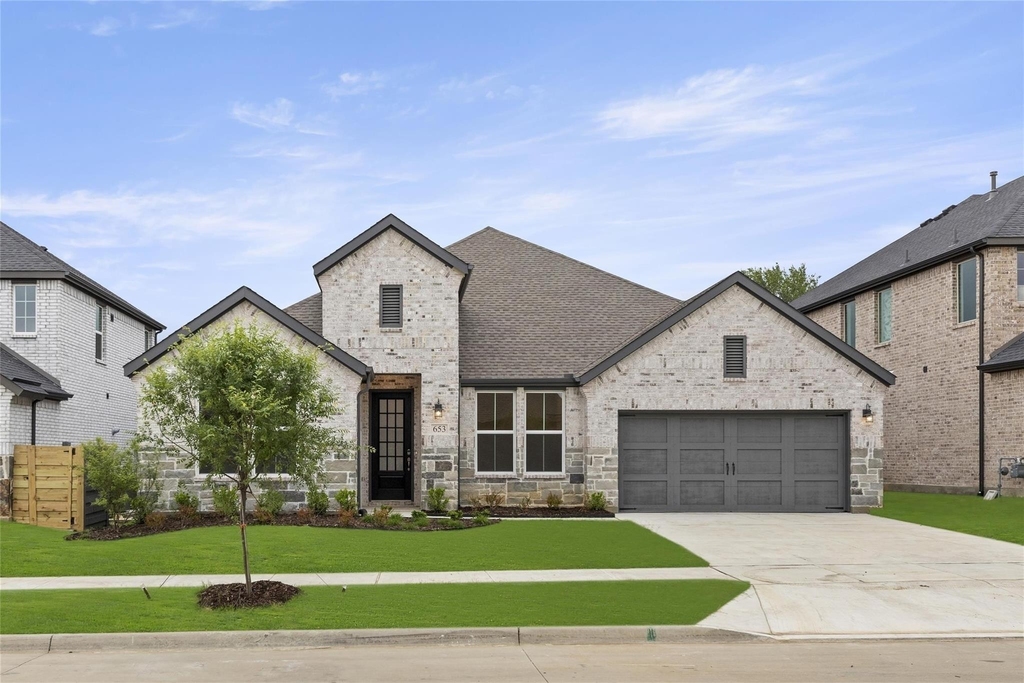 653 Begonia Way - Photo 0