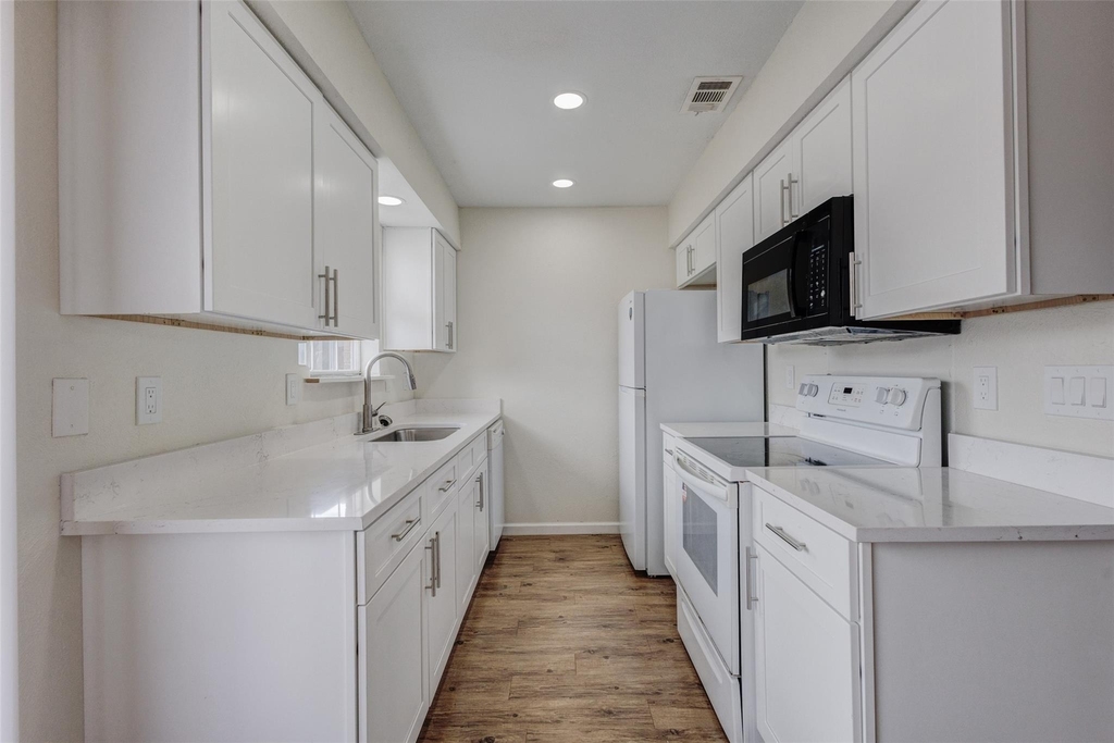 910 Cedar Terrace - Photo 13