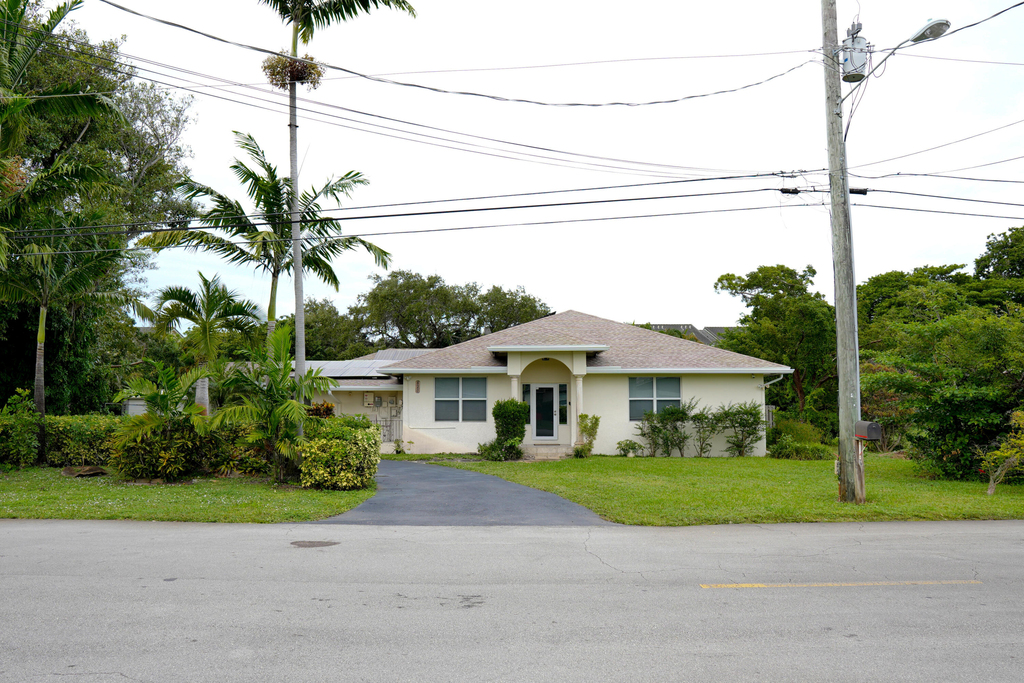 821 Sw 13th Court - Photo 0