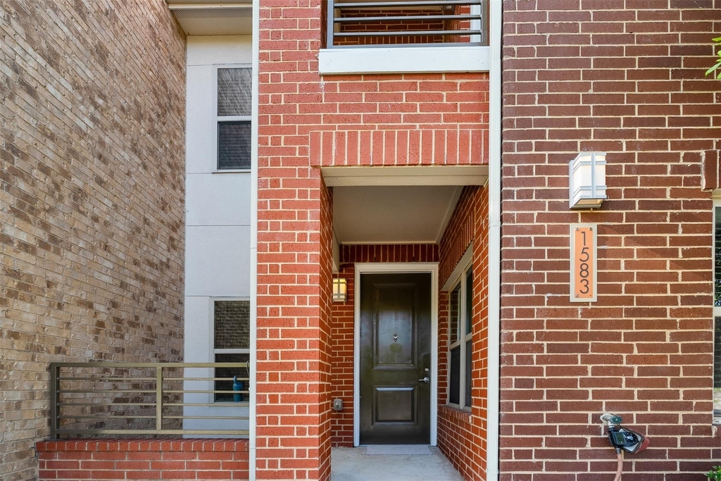 1583 Fiji Street - Photo 2