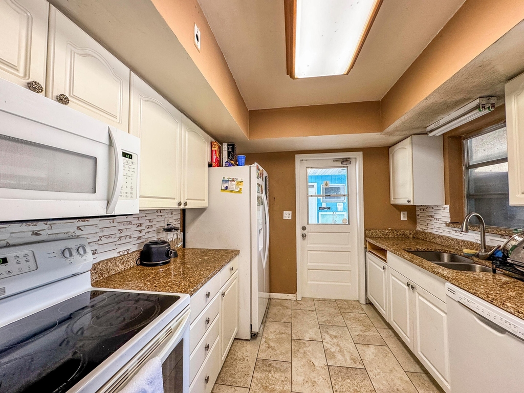 1326 Lake Erie Drive - Photo 5