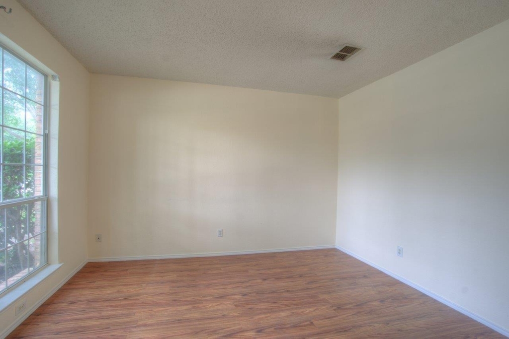 1369 Colby Drive - Photo 4