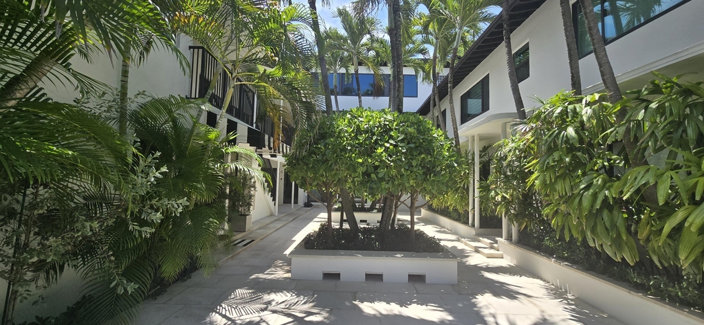 122 Peruvian Avenue - Photo 1