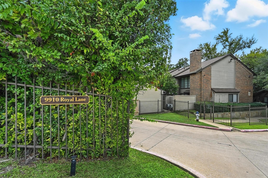 9910 Royal Lane - Photo 3