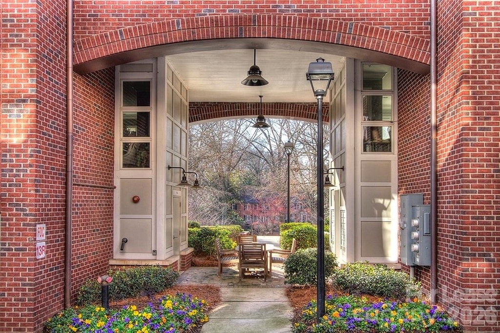 100 N Laurel Avenue - Photo 3