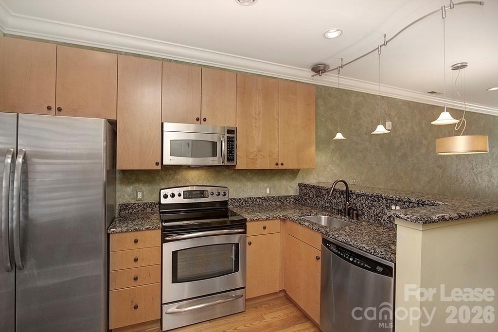 100 N Laurel Avenue - Photo 10
