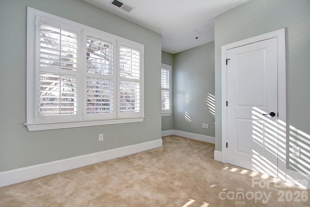 100 N Laurel Avenue - Photo 5