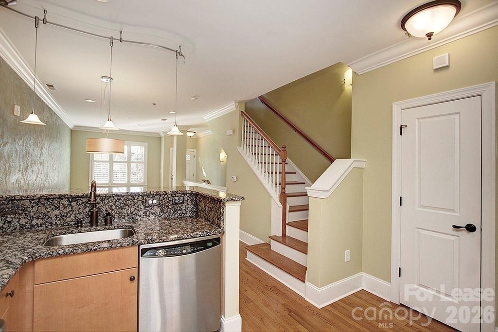 100 N Laurel Avenue - Photo 11