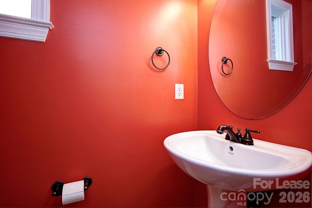 100 N Laurel Avenue - Photo 15