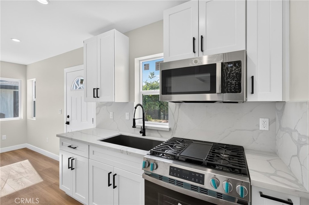 8953 Woodley Ave - Photo 9