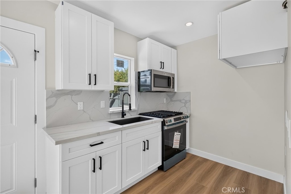 8953 Woodley Ave - Photo 10