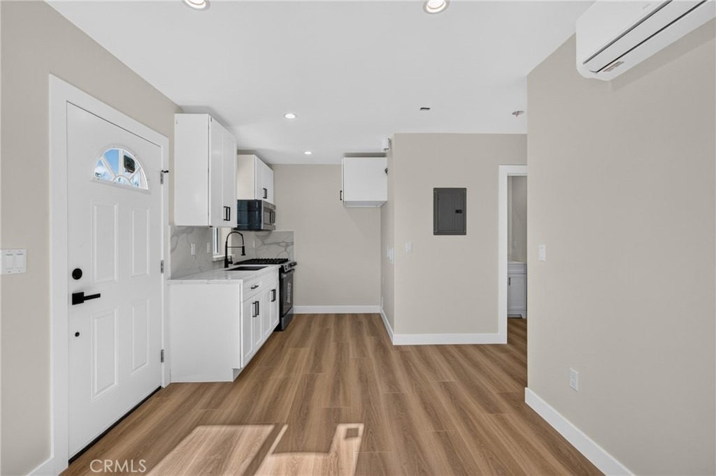 8953 Woodley Ave - Photo 7