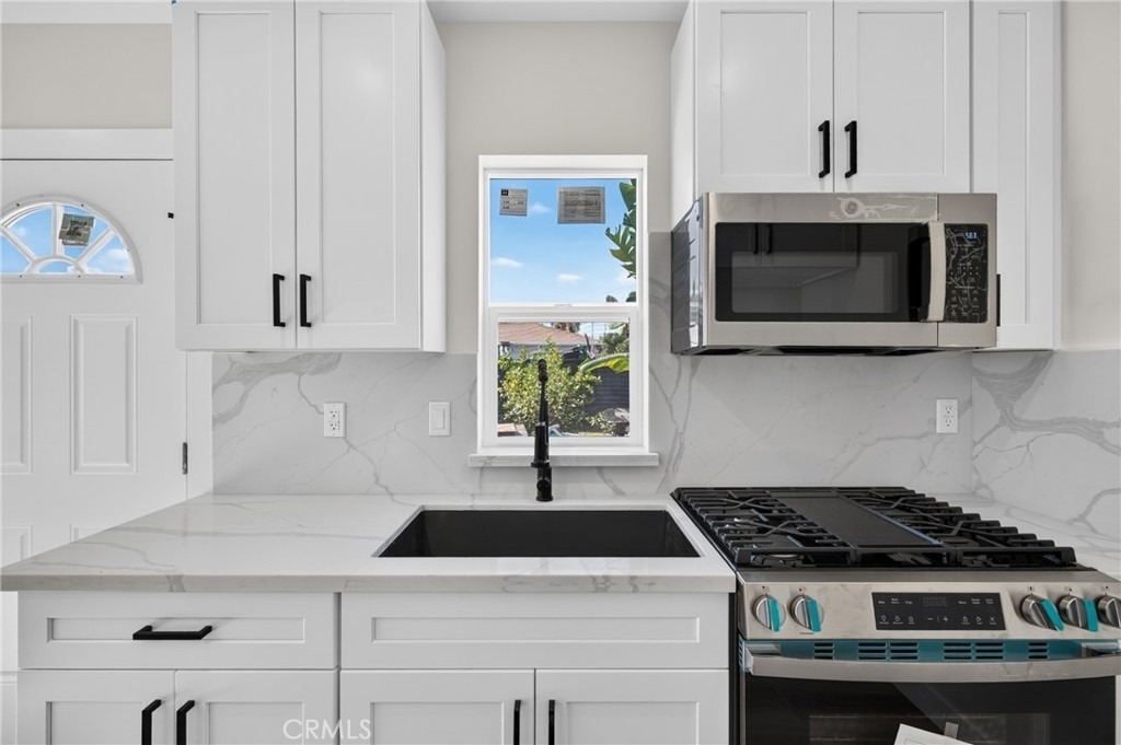 8953 Woodley Ave - Photo 11