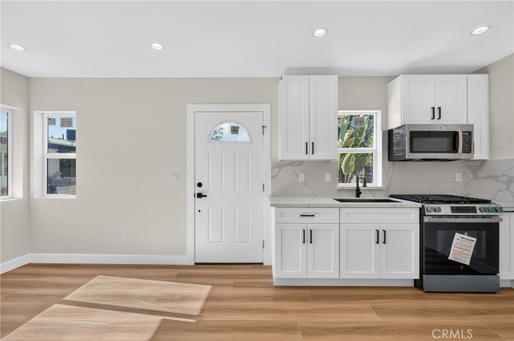 8953 Woodley Ave - Photo 4