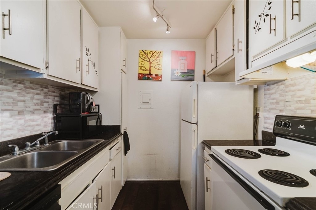 18307 Burbank Boulevard - Photo 7