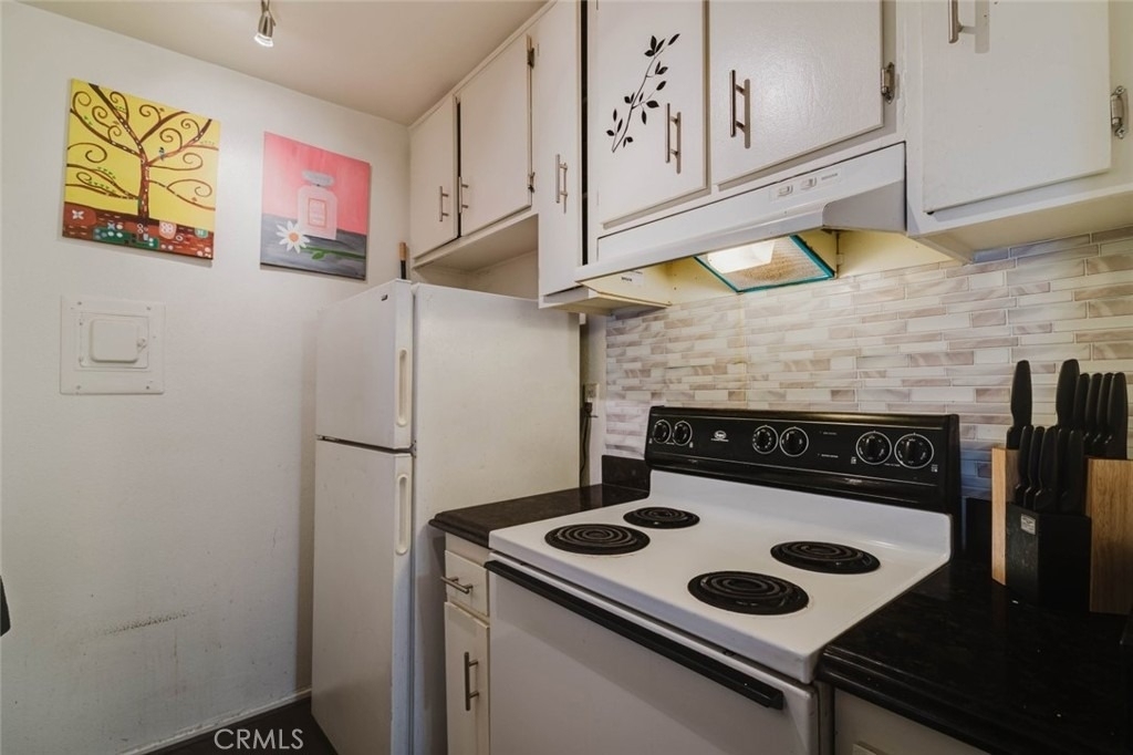 18307 Burbank Boulevard - Photo 9