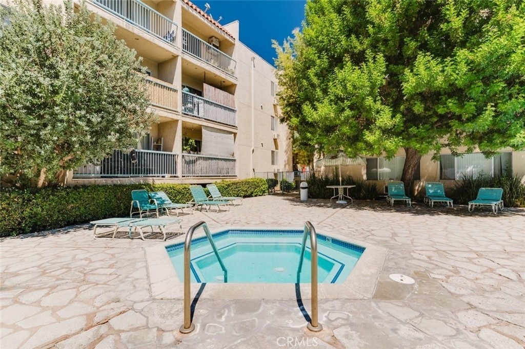 18307 Burbank Boulevard - Photo 16