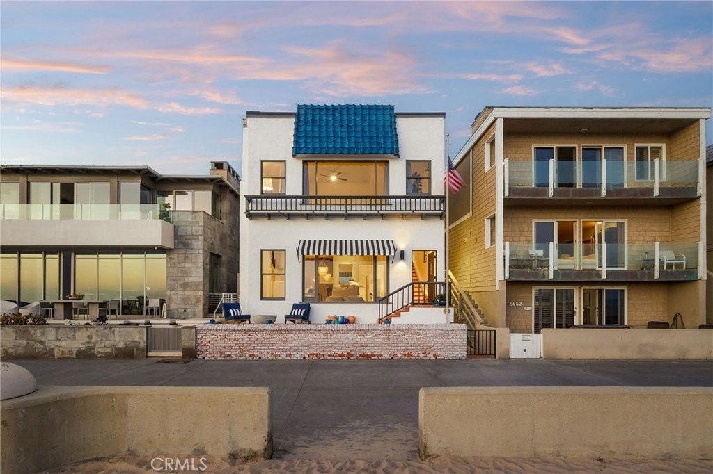 2654 The Strand - Photo 0