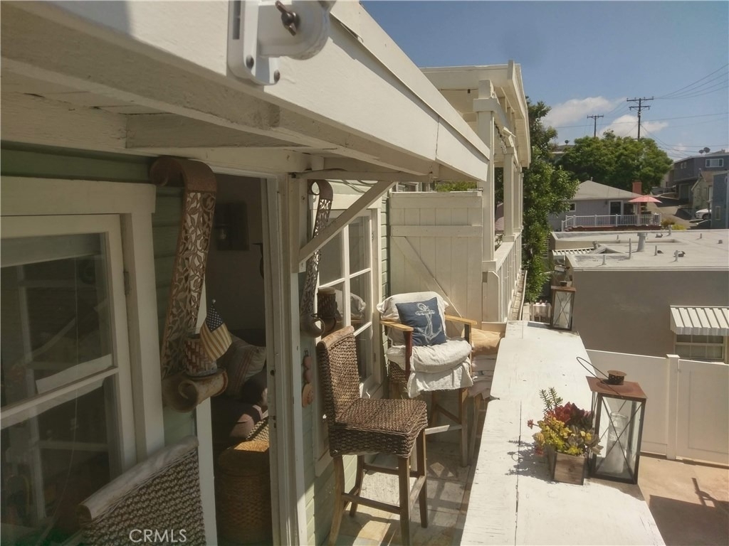 230 Beverly Street - Photo 2