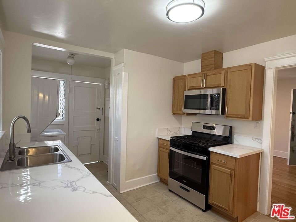 1665 Golden Gate Avenue - Photo 18