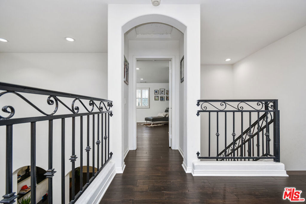 15525 Morrison Street - Photo 11