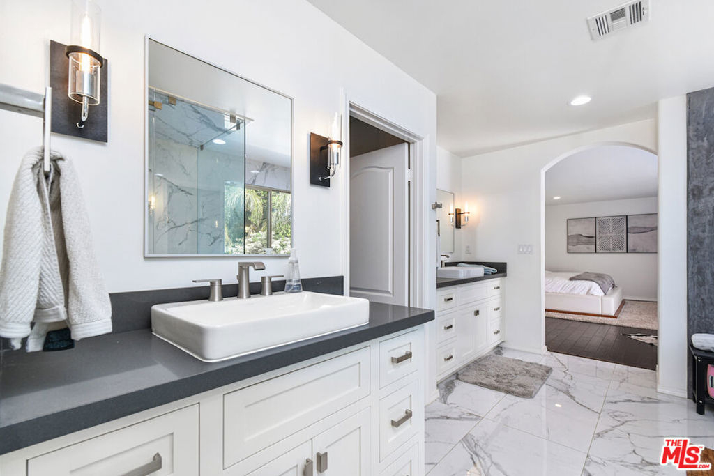 15525 Morrison Street - Photo 19