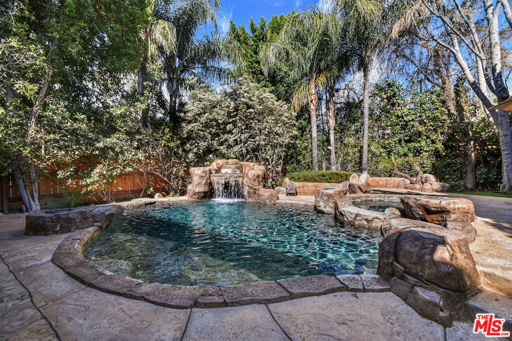 15525 Morrison Street - Photo 21