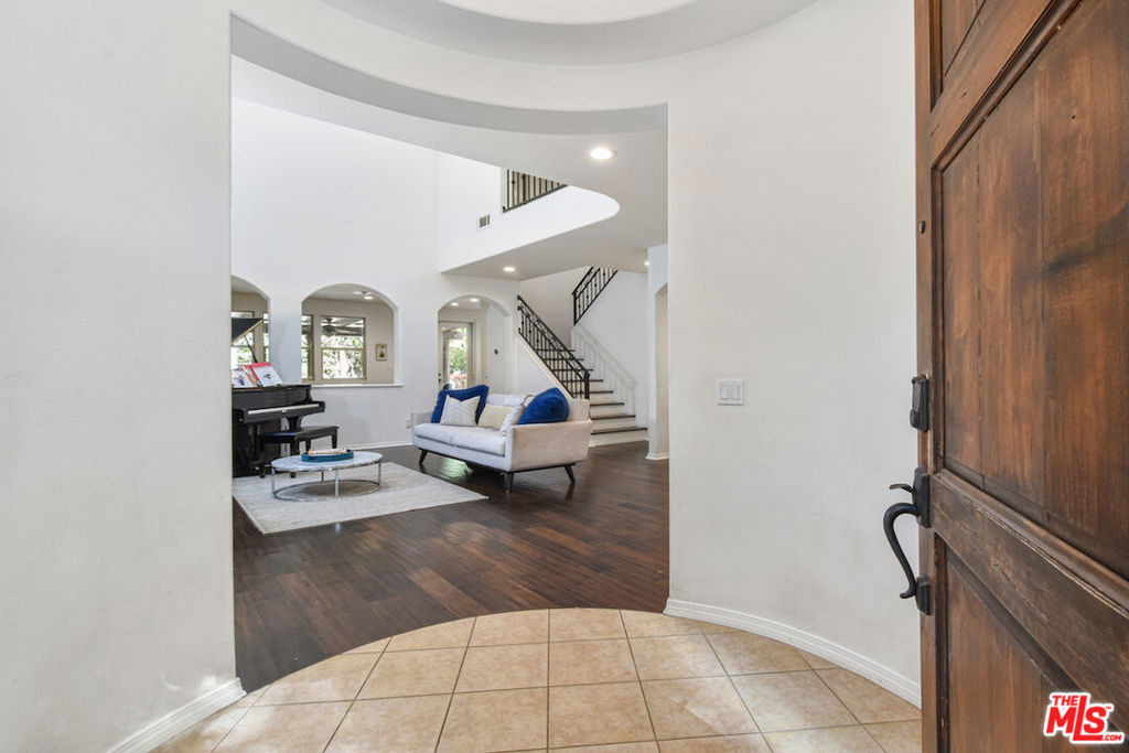 15525 Morrison Street - Photo 2