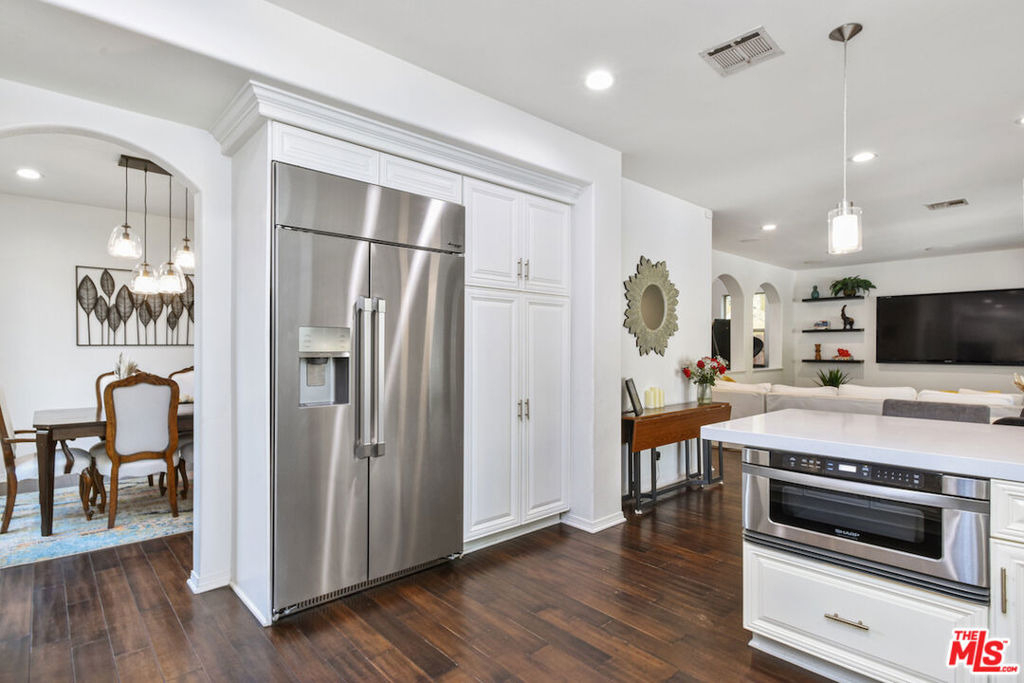 15525 Morrison Street - Photo 7