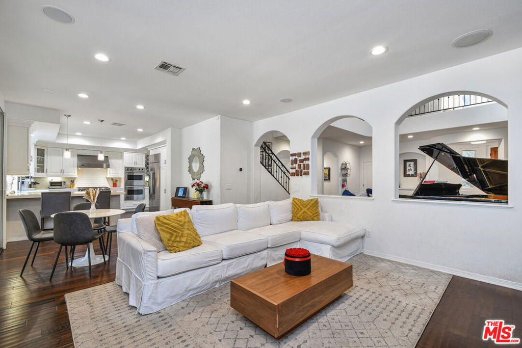 15525 Morrison Street - Photo 4