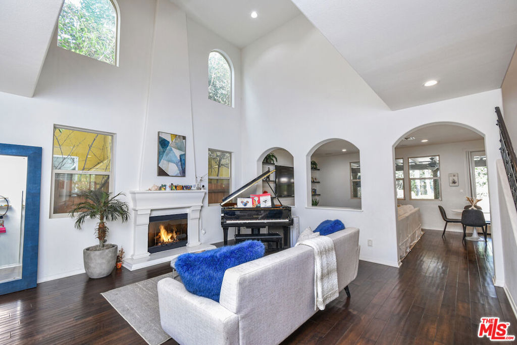 15525 Morrison Street - Photo 3