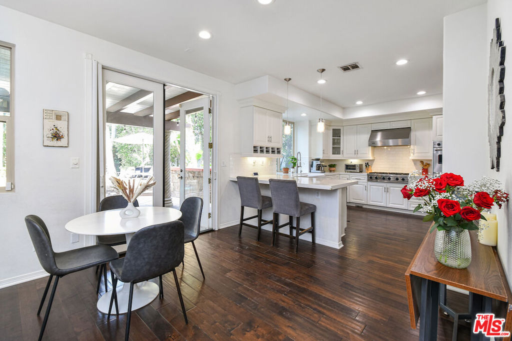 15525 Morrison Street - Photo 5