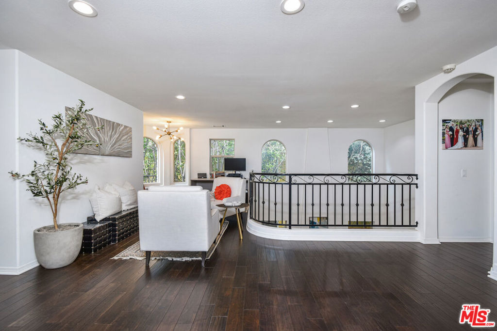 15525 Morrison Street - Photo 13