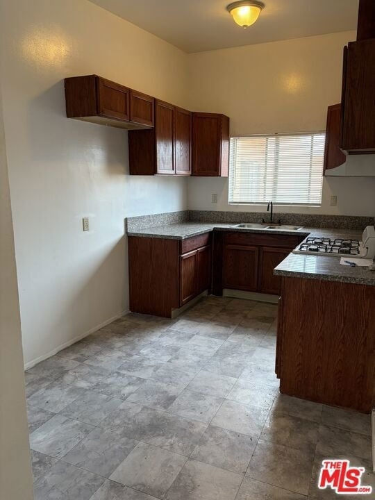 510 W Hyde Park Boulevard - Photo 1