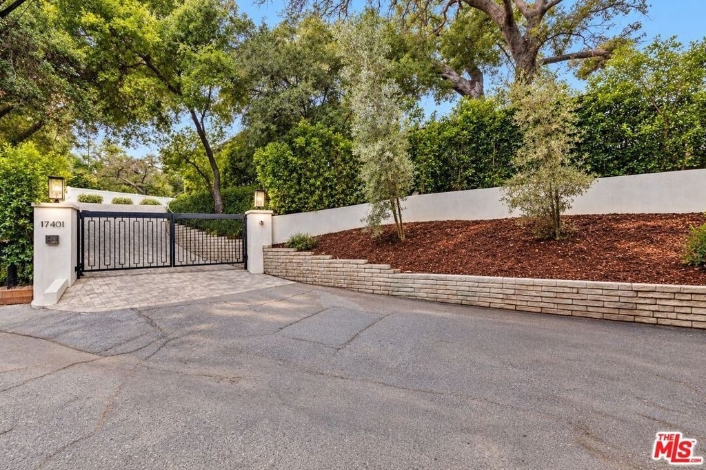 17401 Rancho Street - Photo 2