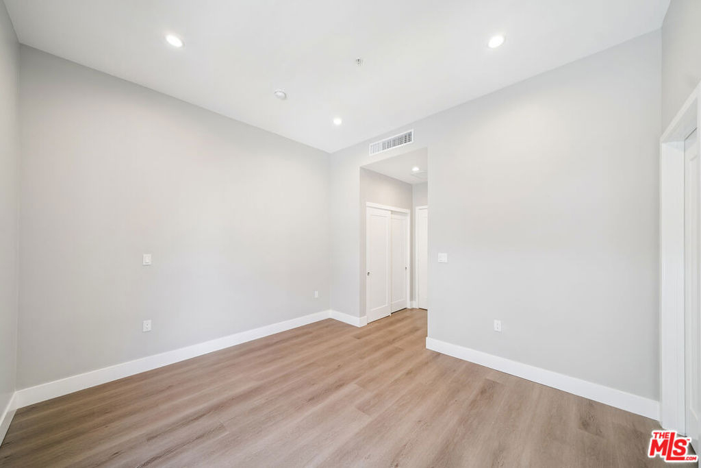 1223 N Hayworth Avenue - Photo 20