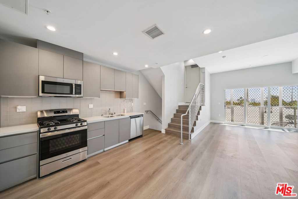 1223 N Hayworth Avenue - Photo 2