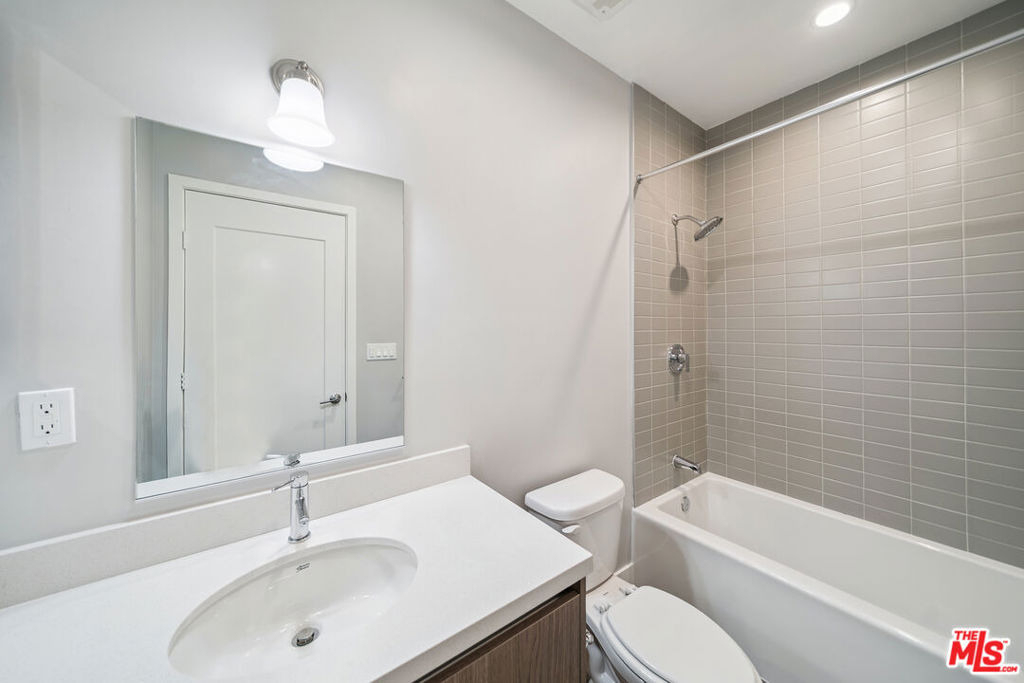 1223 N Hayworth Avenue - Photo 15