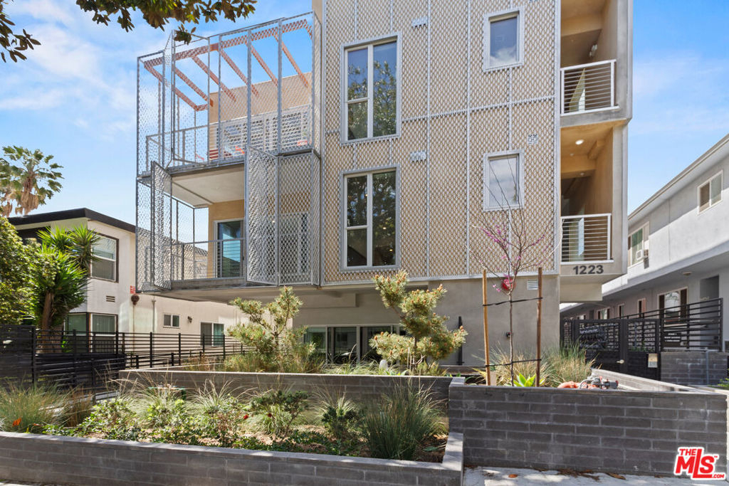 1223 N Hayworth Avenue - Photo 25