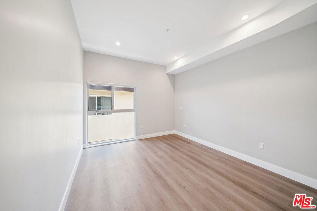 1223 N Hayworth Avenue - Photo 13