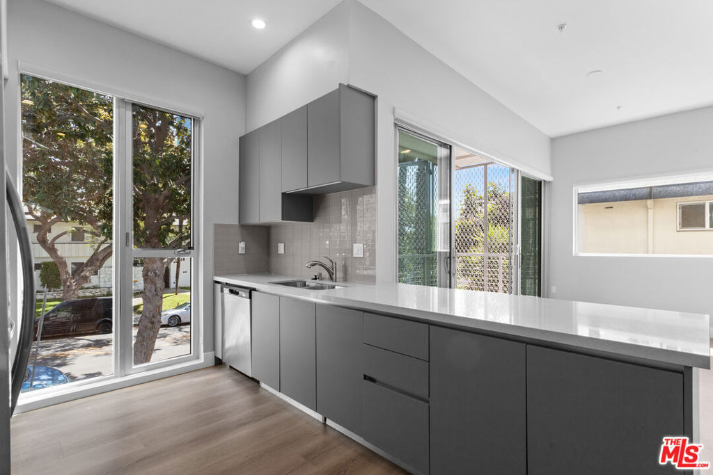 1223 N Hayworth Avenue - Photo 4