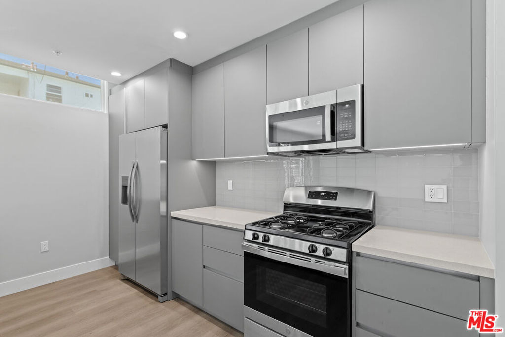 1223 N Hayworth Avenue - Photo 3