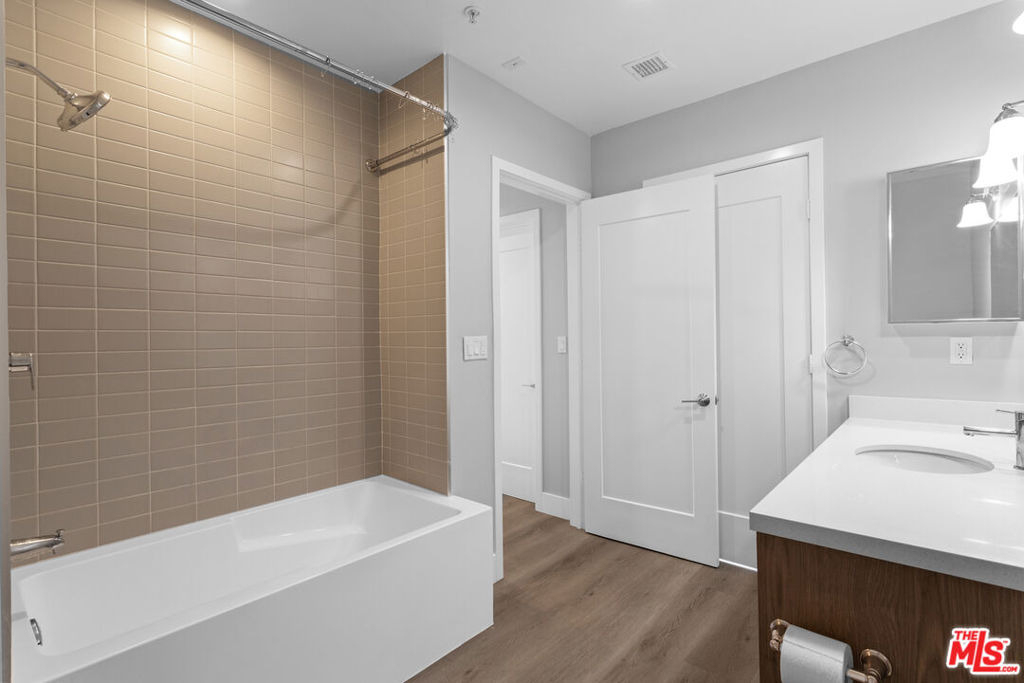 1223 N Hayworth Avenue - Photo 10