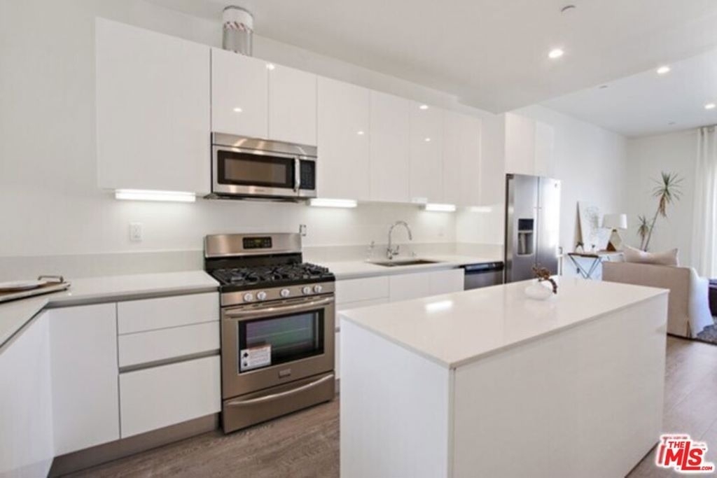 1040 S Mariposa Avenue - Photo 3