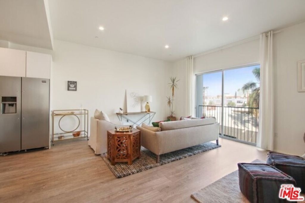 1040 S Mariposa Avenue - Photo 2