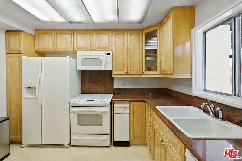 1131 Alta Loma Road - Photo 13