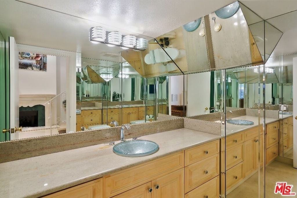 1131 Alta Loma Road - Photo 17