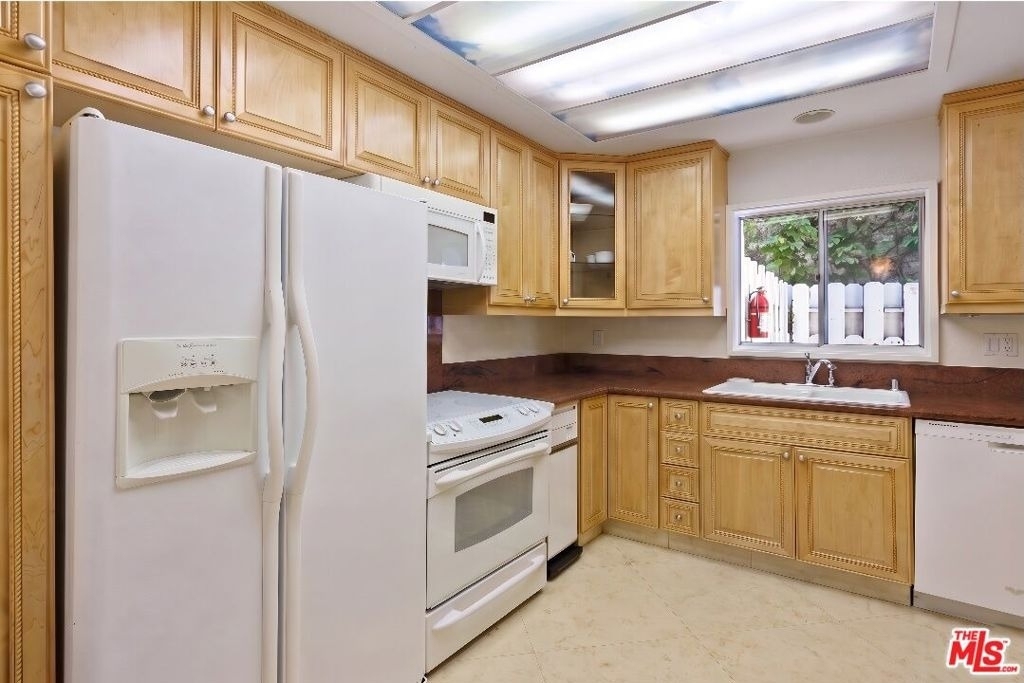 1131 Alta Loma Road - Photo 14